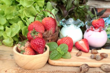 Taze çilek kırmızı ve lezzetli, yoğurt.