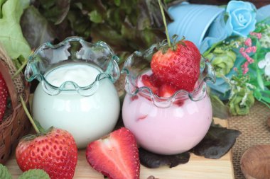 Taze çilek kırmızı ve lezzetli, yoğurt.