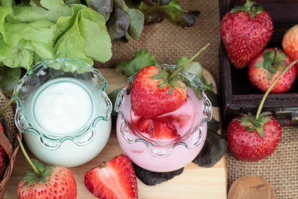 Verse rode aardbeien en yoghurt op heerlijke. — Stockfoto