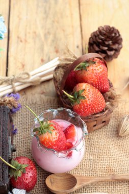 Taze çilek kırmızı ve lezzetli, yoğurt.