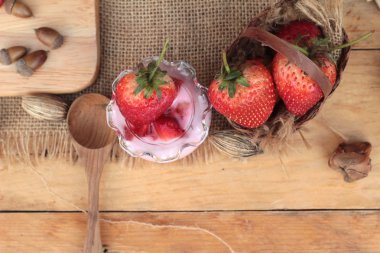 Taze çilek kırmızı ve lezzetli, yoğurt.