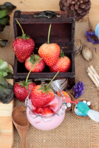 Taze çilek kırmızı ve lezzetli, yoğurt.