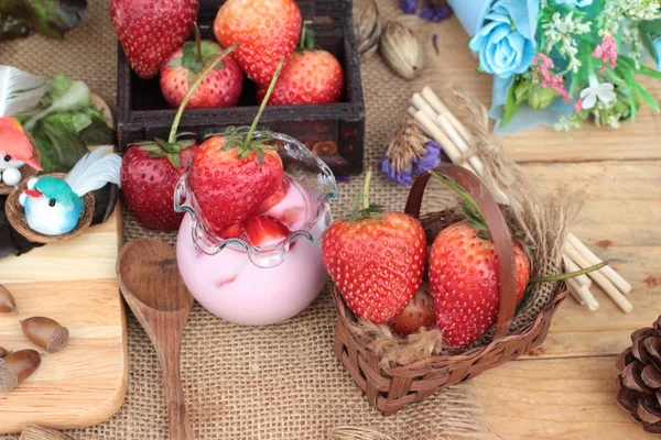 Fresas frescas rojas y yogur en delicioso . —  Fotos de Stock