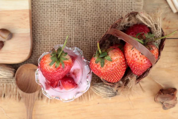 Fragole fresche rosse e yogurt a delizioso . — Foto Stock