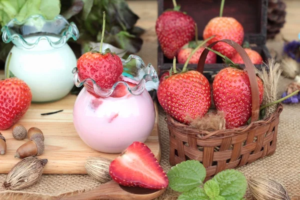 Frische Erdbeeren rot und Joghurt zu köstlichen. — Stockfoto