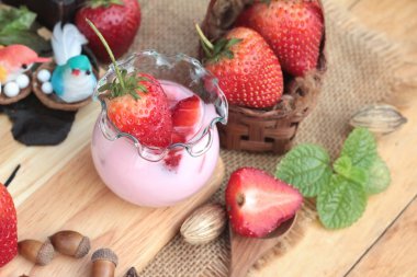 Taze çilek kırmızı ve lezzetli, yoğurt.