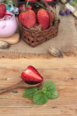 Taze çilek kırmızı ve lezzetli, yoğurt.