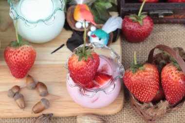 Taze çilek kırmızı ve lezzetli, yoğurt.