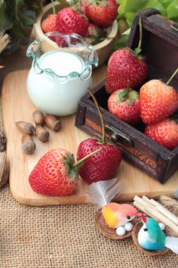 Taze çilek kırmızı ve lezzetli, yoğurt.