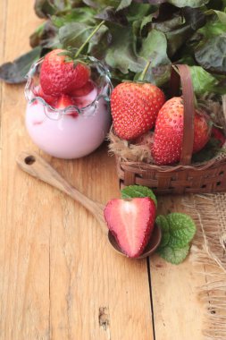 Taze çilek kırmızı ve lezzetli, yoğurt.