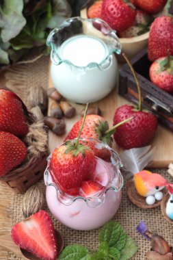 Taze çilek kırmızı ve lezzetli, yoğurt.