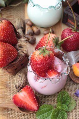 Taze çilek kırmızı ve lezzetli, yoğurt.