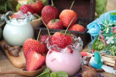 Taze çilek kırmızı ve lezzetli, yoğurt.