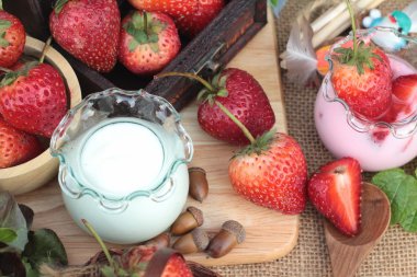 Taze çilek kırmızı ve lezzetli, yoğurt.