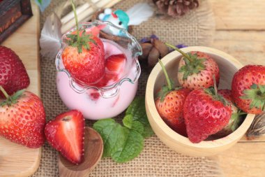 Taze çilek kırmızı ve lezzetli, yoğurt.