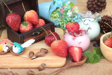 Taze çilek kırmızı ve lezzetli, yoğurt.