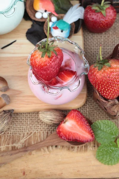 Taze çilek kırmızı ve lezzetli, yoğurt.