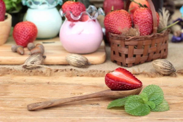 Fresas frescas rojas y yogur en delicioso . — Foto de Stock