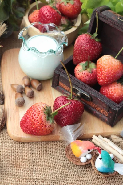 Taze çilek kırmızı ve lezzetli, yoğurt.