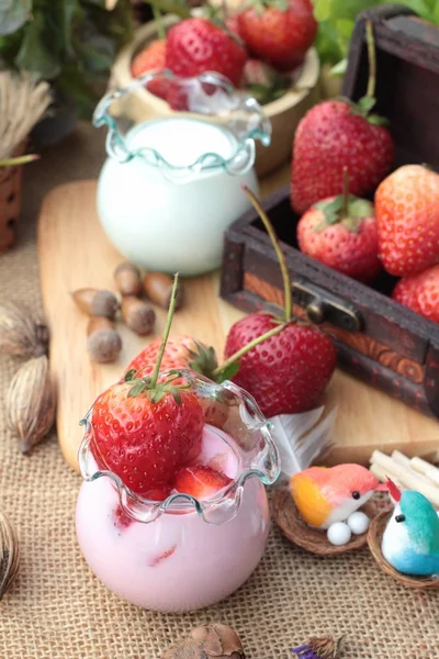 Fresas frescas rojas y yogur en delicioso . —  Fotos de Stock