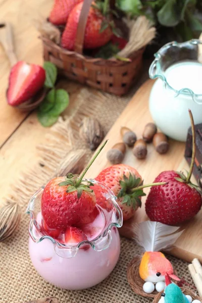 Stroberi segar merah dan yoghurt di lezat . — Stok Foto