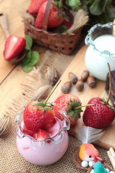 Frische Erdbeeren rot und Joghurt zu köstlichen. — Stockfoto