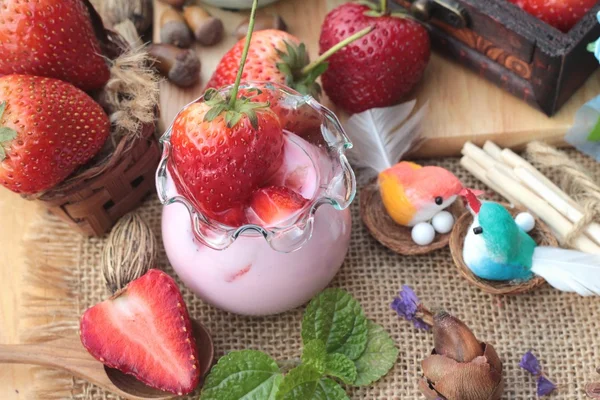 新鲜草莓红色和酸奶在美味. — 图库照片