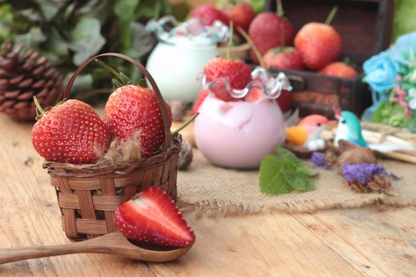 Fresas frescas rojas y yogur en delicioso . —  Fotos de Stock