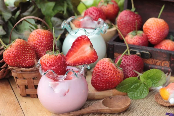 Frische Erdbeeren rot und Joghurt zu köstlichen. — Stockfoto