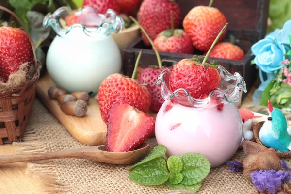 Verse rode aardbeien en yoghurt op heerlijke. — Stockfoto