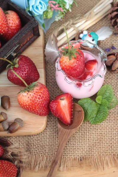 Fresh strawberries red and yogurt at delicious. — Stock Photo, Image