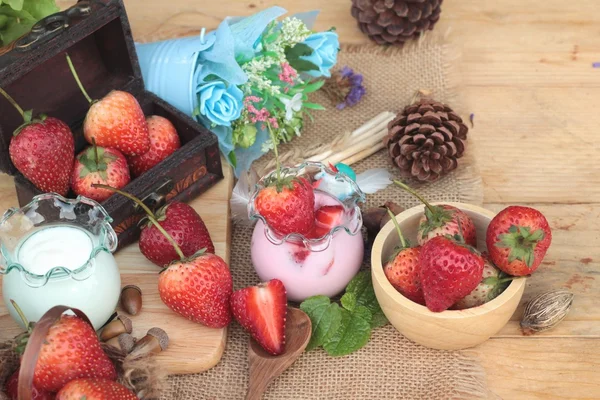 Čerstvé červené jahody a jogurt na delicious. — Stock fotografie