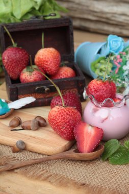 Taze çilek kırmızı ve lezzetli, yoğurt.