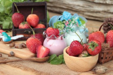 Taze çilek kırmızı ve lezzetli, yoğurt.
