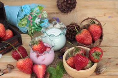 Taze çilek kırmızı ve lezzetli, yoğurt.