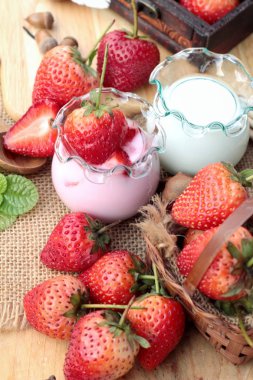 Taze çilek kırmızı ve lezzetli, yoğurt.