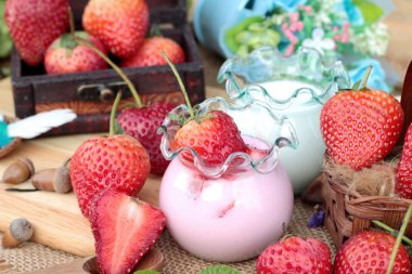 Taze çilek kırmızı ve lezzetli, yoğurt.