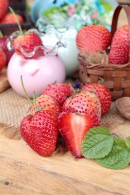Taze çilek kırmızı ve lezzetli, yoğurt.