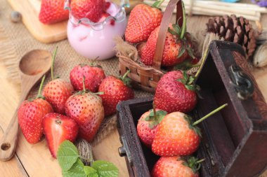 Taze çilek kırmızı ve lezzetli, yoğurt.