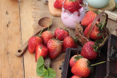 Taze çilek kırmızı ve lezzetli, yoğurt.