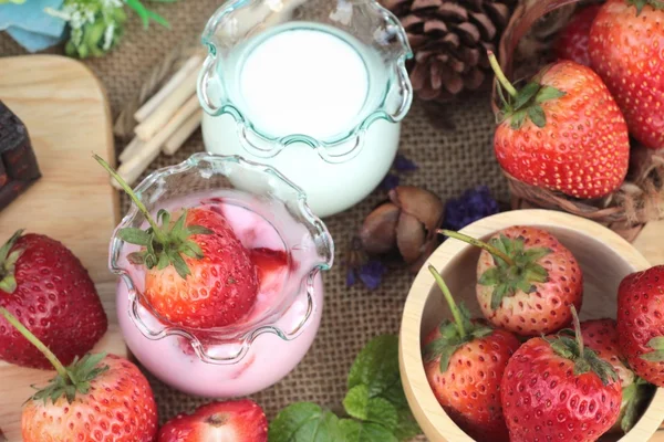 Čerstvé červené jahody a jogurt na delicious. — Stock fotografie