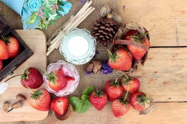 Fragole fresche rosse e yogurt a delizioso . — Foto Stock