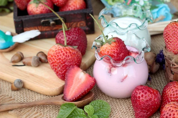 Fragole fresche rosse e yogurt a delizioso . — Foto Stock