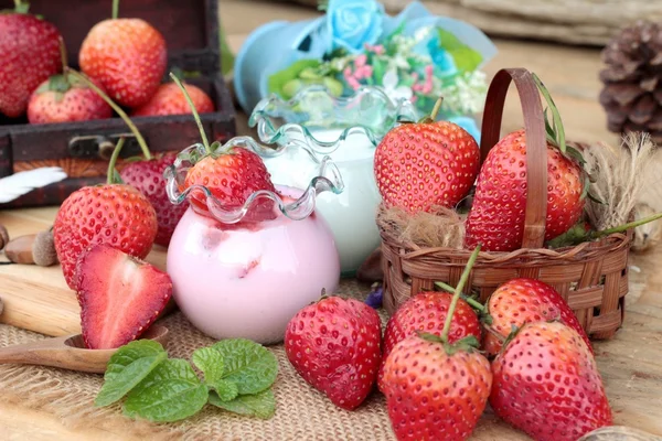 Fresas frescas rojas y yogur en delicioso . — Foto de Stock