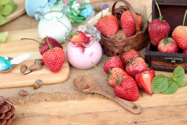Fresas frescas rojas y yogur en delicioso . — Foto de Stock