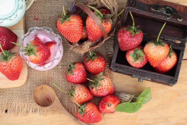 Fragole fresche rosse e yogurt a delizioso . — Foto Stock