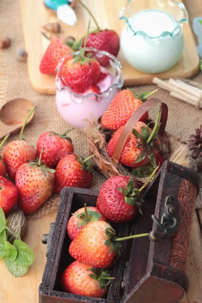 Fresh strawberries red and yogurt at delicious. — Stock Photo, Image