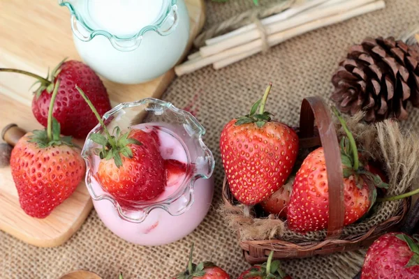 Fragole fresche rosse e yogurt a delizioso . — Foto Stock