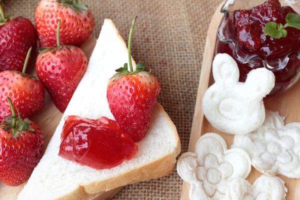 Fragole fresche rosse e marmellata con pane . — Foto Stock