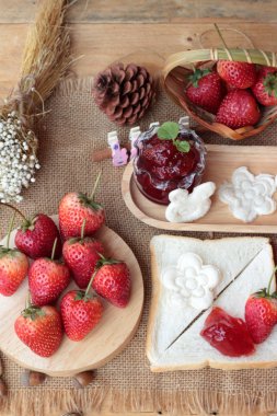 Taze çilek kırmızı ve reçel ekmek ile.